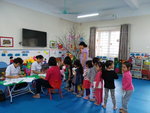 Ngày 13, 14 tháng 4 năm 2017 trường mầm non Sơn Ca kết hợp với Trung tâm y tế Quận Long Biên tổ chức khám sức khỏe lần 2 năm học 2016-2017 cho trẻ.